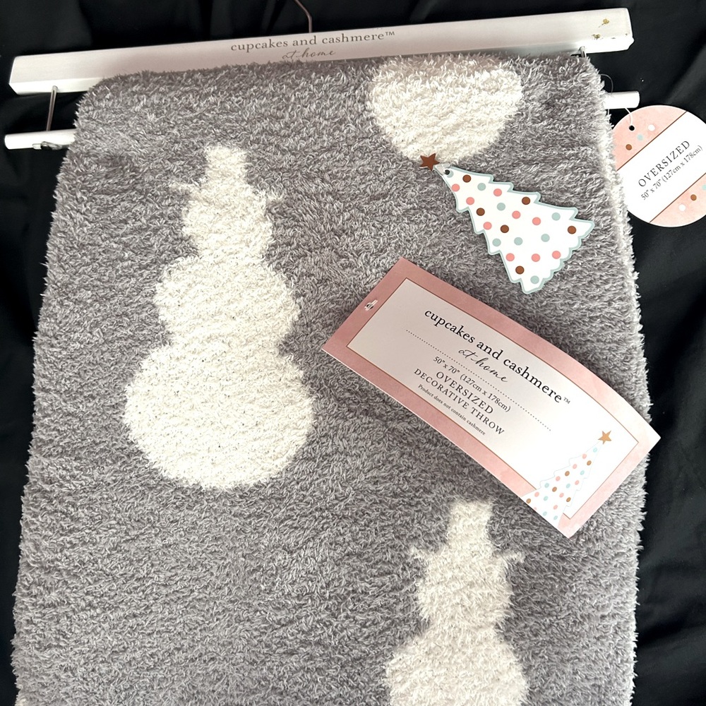 Cupcakes & Cashmere Viral Snowman Blanket